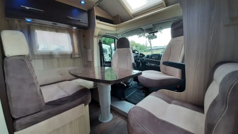 CI X-TIL – Very luxurious 4 person camper with queen bed and pull-down bed, lots of storage space