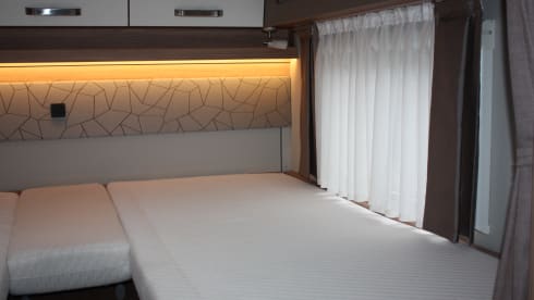 half integraal camper – This luxurious 4-person semi-integrated camper from the Weinsberg brand 