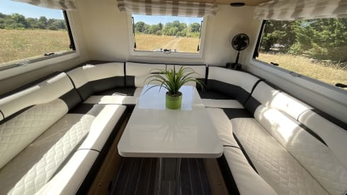 Wanderer – 6 berth Roller Team semi-integrated from 2022 Automatic