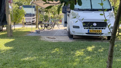 Onze camper is ook gedurende de bouwvak vakantie 2026 beschikbaar voor verhuur – 4p Dethleffs Esprit 7090 semi-integrated