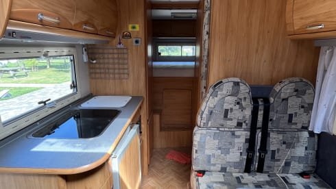 6-sitziger Mercedes-Benz Alcove aus dem Jahr 2002