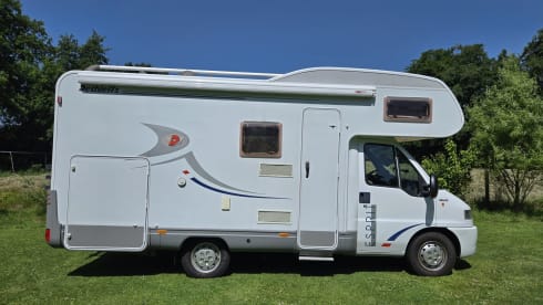 Fietje – Super leuke en nette Alkoof camper