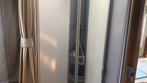 Bennie – Fiat Ducato Carado T449 with queen bed