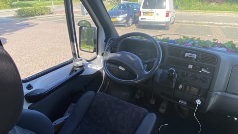 2p Peugeot bus from 1996