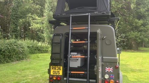 Major  – Iconic Defender 90 with 2 berth roof tent 