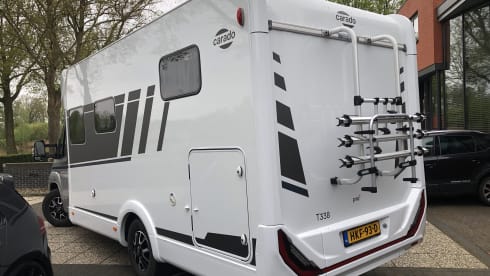 Carado T338 familiecamper – Luxurious spacious family camper, almost new and fully equipped. 
