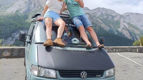 sunti  – 2p Knaus overland off grid camper 