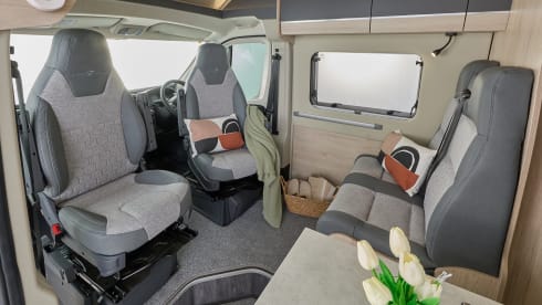 H5 – Auto Trail Expedition 67 Flex - 4 berth Campervan