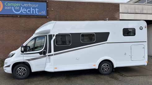 17/18 – Luxurious, comfortable camper with 2-person fixed bed and 2-person lifting bed!