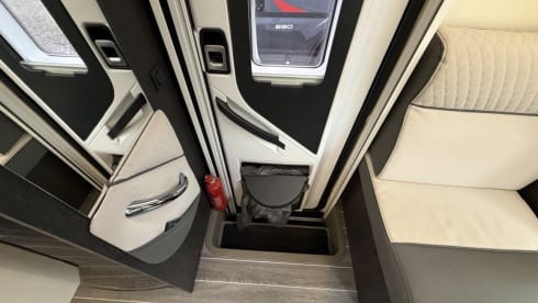 Charlie – High-Spec 5 berth Roller Team Motorhome - Free Wifi & Insurance - 2024