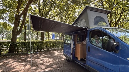 Blue – 2p Renault campervan uit 2008