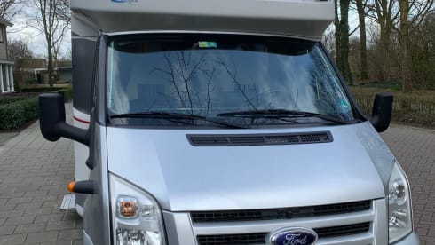 4p LMC semi-integrated with awning, air conditioning and cruise control.