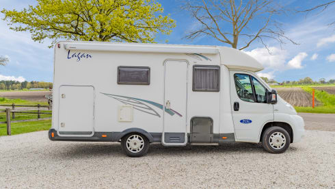 Neat 3-person camper, XXL garage, reversing camera, air conditioning