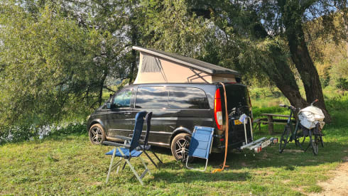 Black Viany – 2p Mercedes-Benz Viano campervan from 2010