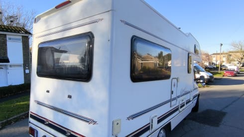 Zolu – Swift semi-integrale camper met 4 slaapplaatsen, gebouwd in 1998.