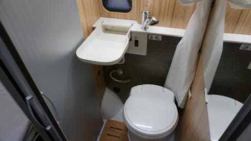 Bus camper with lifting roof
