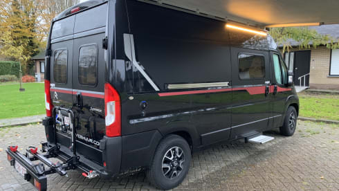Black Beauty – Luxury Pilote bus camper for 2 persons