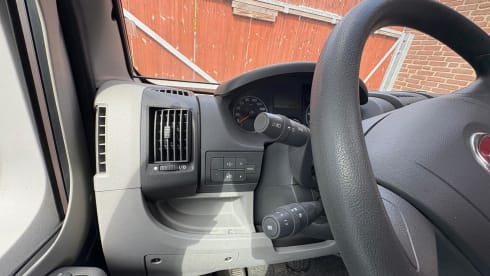 Lovely luxury camper 4p LMC semi-integrated from 2009 