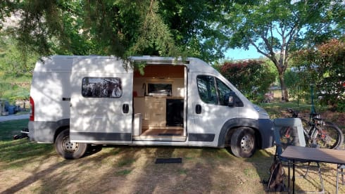 Boxy – Spacious off-grid bus camper 'Boxy' 2/3 pers. (2014)