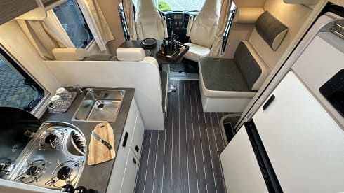 XGO King 3 – Brand new, luxurious 4-person Alcove camper