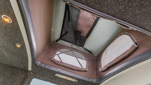 2p Volkswagen campervan uit 2003