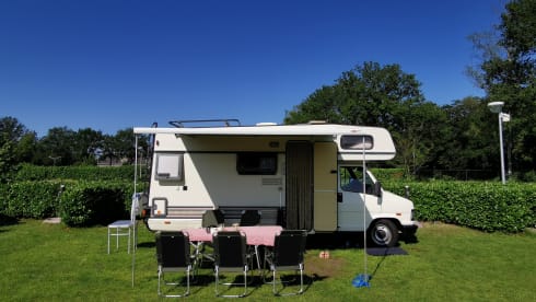 Get away with this 5 person camper!
