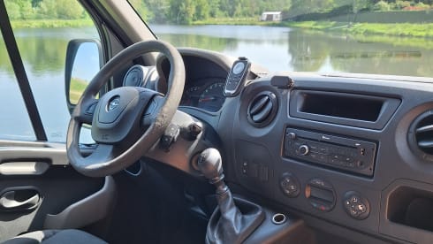 Riebedebie and we're gone! Super cozy converted Opel Movano 2p