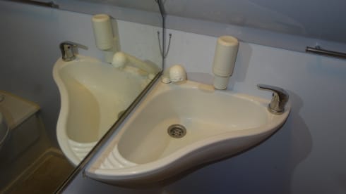 James Cook – Nice 4-person camper van: Adventure with comfort