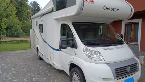 We start with a beautiful Camper Chausson with sloping ceilings for 6 people!