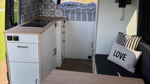 Spacious and luxurious bus camper for 2 people