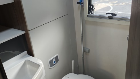 Leofran Roamulus – Roulotte Swift semi-integrata a 2 posti letto del 2018