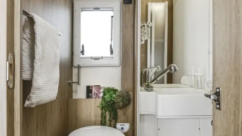 Mont Blanc – BRAND NEW 6 Berth Roller Team Auto-Roller 747 (2024) Manual