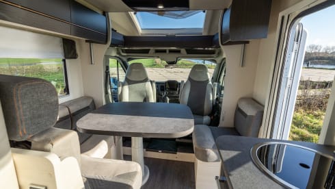 Chausson 2 – Beautiful and spacious semi-integrated car with automatic transmission, fantastic layout