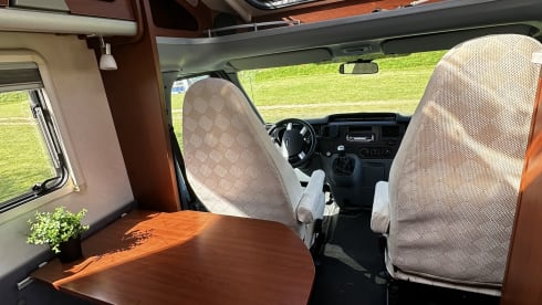 June – Super cozy and complete 2p camper! 