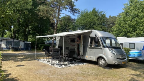 4p Hymer B 674 SL integrated from 2009 including length beds and fold-down bed