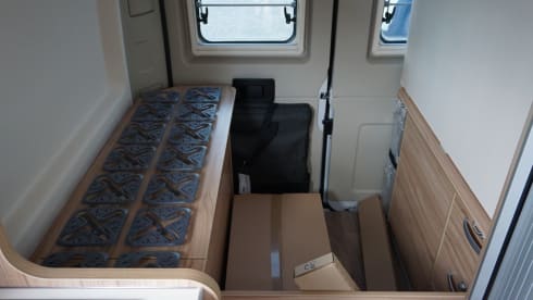 Bus camper with lifting roof