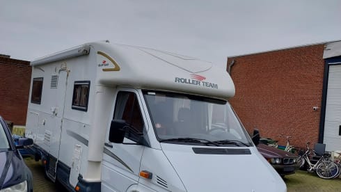 Roller Team – 4 person semi-integrated camper