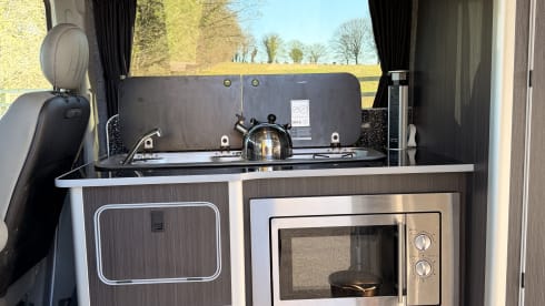 Marge – Campervan met 3 slaapplaatsen, volledig zelfvoorzienend. 