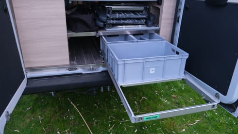 Tough 2022 Fiat Ducato with longitudinal beds, off-grid.