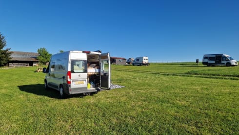 Knusse comfortabele Peugeot buscamper uit 2016