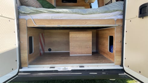 De Groene Waldi – Peugeot Boxer compact camper for rent