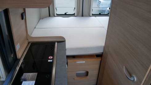Carado 5.40 meter Buscamper, 2 sleeping - 4 seats.
