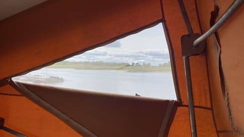 HIPPIECAMP – Retro Volkswagen camper with 4 sleeping places