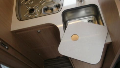 Sunliner – Semi-integrated with queen bed / 3.5 to / AHK 2000 kg