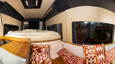 Bruce – Off-grid Mercedes-Benz camper!