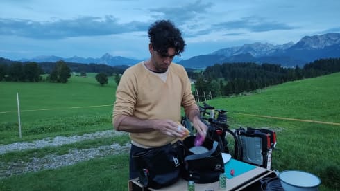 Ford Campervan met groot bed & uitschuifbare keuken 