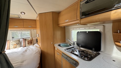 Chausson semi-integratieschip met 4 slaapplaatsen, gebouwd in 2004.