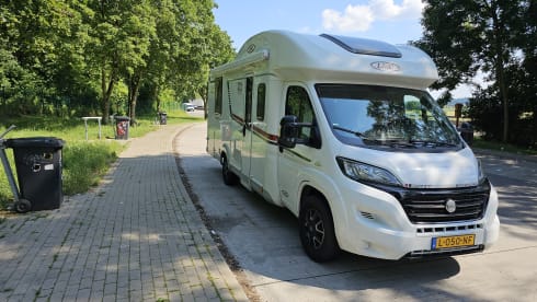 Bertha – Very Luxury, 2 or 4 person LMC semi-integral camper (automatic)
