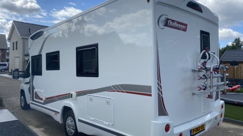 Zeer mooie camper half integraal 5 slaapplaatsen 4 zitplaatsen  – 5p Challenger semi-integrated from 2017