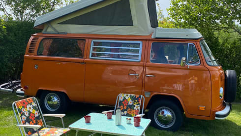 Orange  – Hip Orange retro Volkswagen T-2 Camper